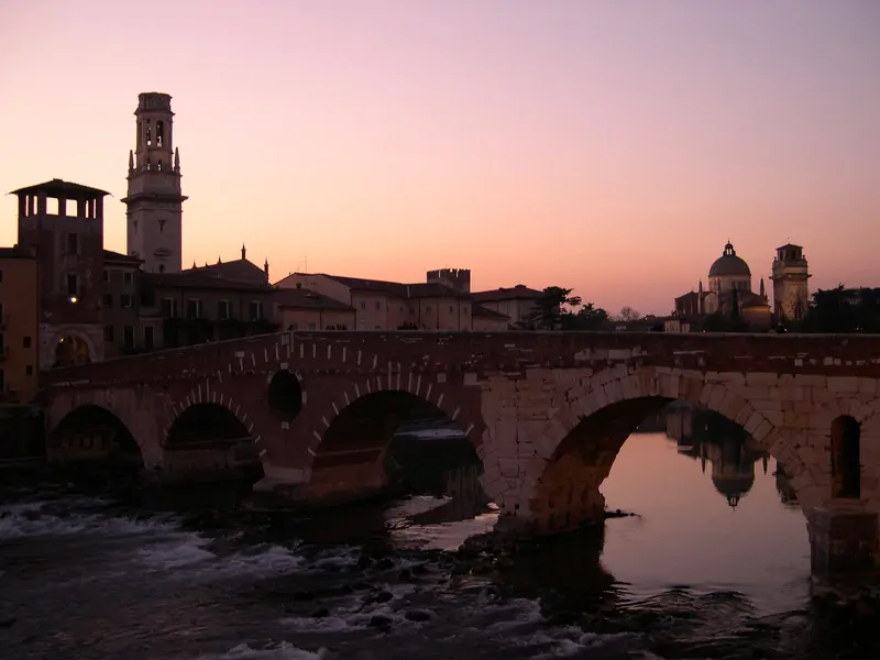 Verona bei Sonnenuntergang, von oberhalb der Etsch