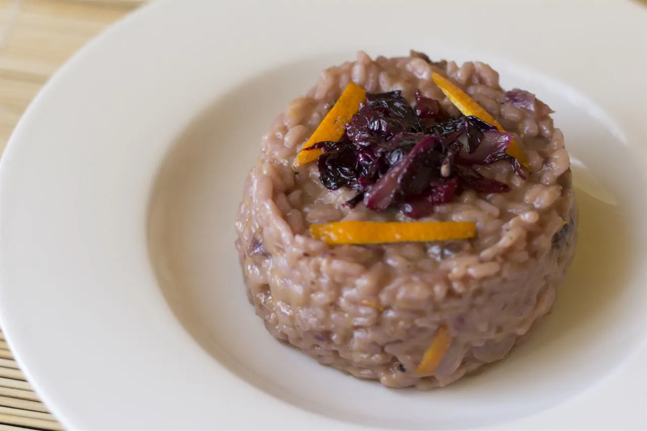 Risotto mit Radicchio, eine der Arten, den roten Treviso zu verwenden